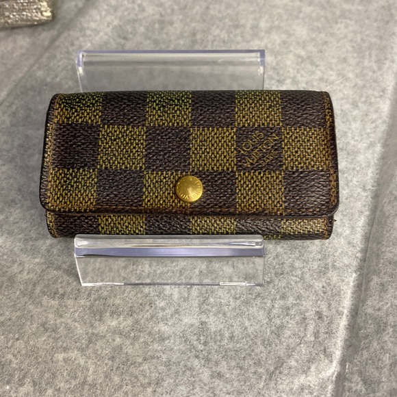 Louis Vuitton Handbags - EUC🖤 Louis Vuitton key holder luxury item